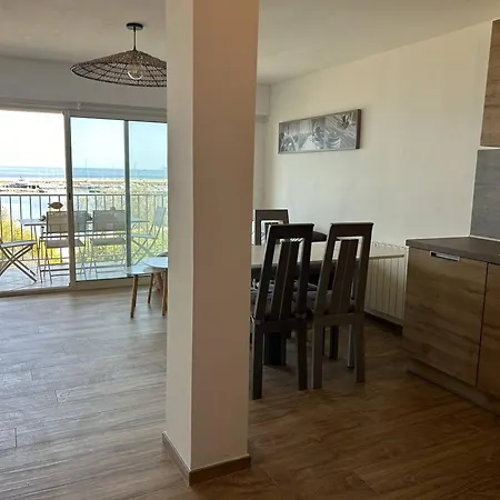 3 Pieces Sur La Plage, Parking Inclus, Animaux Admis - Fr-1-251-832 Le Lavandou